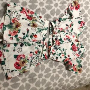 A top and bottom that is white and has flowers